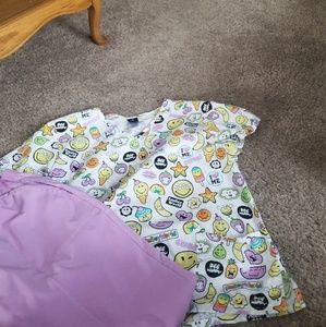 Size 2x scrub set. Two pockets smily faces